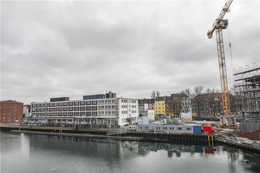 Hafen-Umbau: Familienbetrieb muss um seinen Unternehmenssitz kämpfen Die an der Wasserseite liegenden Immobilien in der Speicherstraße werden Zug um Zug umgebaut. Rechts wächst das Bürogebäude des Dortmunder Entwicklers "apodo".