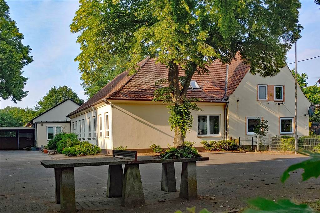 Infrador soll es richten: Stadttochter soll vier Schulen aufmöbeln Die an die Wilhelm-Lehmbruck-Schule angrenzende ehemalige Hausmeisterwohnung (r.) steht seit vergangenem Jahr leer. Ob sie saniert neu an die Schule angebaut wird?