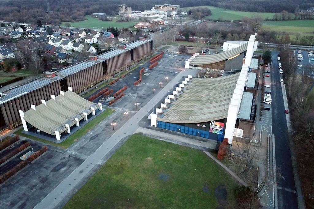 Castrop-Rauxeler Rathaus auf der Vorschlagsliste für das schönste Rathaus NRWs Die an Pylonen hängenden freischwebenden Dächer, die „Sprungschanzen“ sind im Laufe der Jahre zum Wahrzeichen der Stadt Castrop-Rauxel geworden.