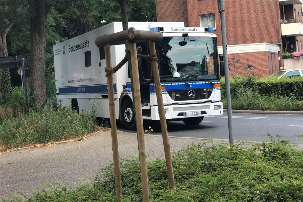 Einsatz beendet: Keine Säureverletzung im Castroper Postgebäude Die Analytic-Task-Force (ATF) aus Dortmund sowie Mitarbeiter des Lanuv NRW sind soeben mit mehreren Fahrzeugen eingetroffen.