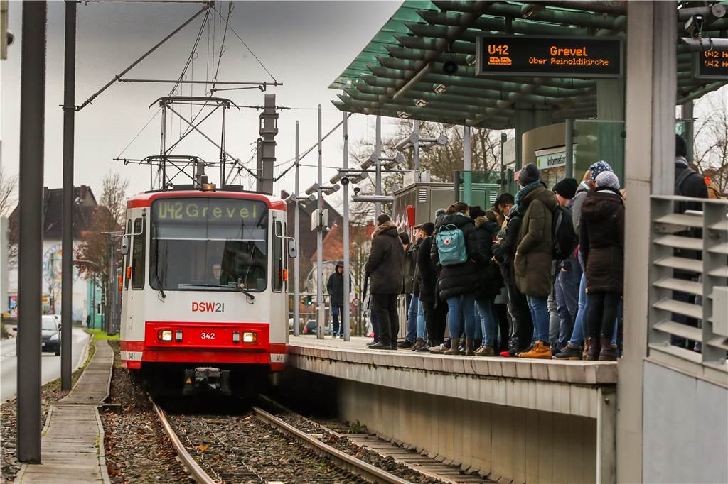 Barop: Beschauliche Dorfatmosphäre mitten in der Stadt - es sei denn, der BVB spielt Die Anbindung an den öffentlichen Nahverkehr haben die in Barop wohnenden Teilnehmer unseres Stadtteilchecks sehr positiv bewertet. Vor allem mit der U42 – hier an der Station „An der Palmweide“ – gelangen Anwohner schnell in Richtung Hombruch oder City.