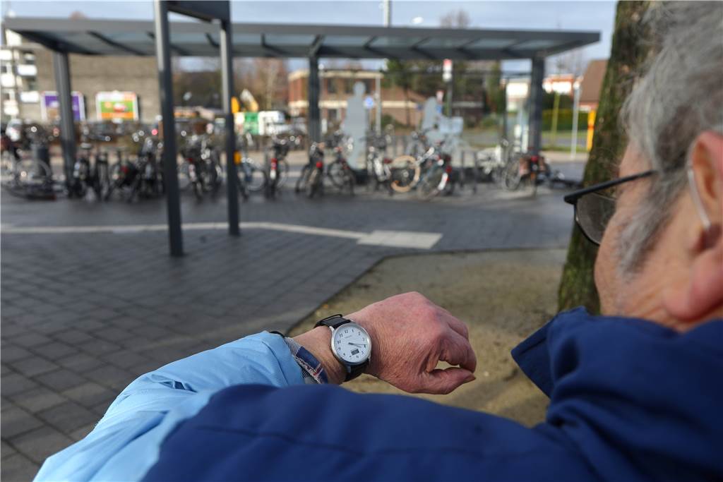 Vreden: Wo Familien einiges geboten wird, aber das Wohnen immer teurer wird Die Anbindung an den öffentlichen Personennahverkehr (ÖPNV) wird von vielen Vredenern als unzureichend gesehen. Hier wirft ein Vredener am Busbahnhof ein Blick auf die Uhr, um zu sehen, wann der nächste Bus abfährt.
