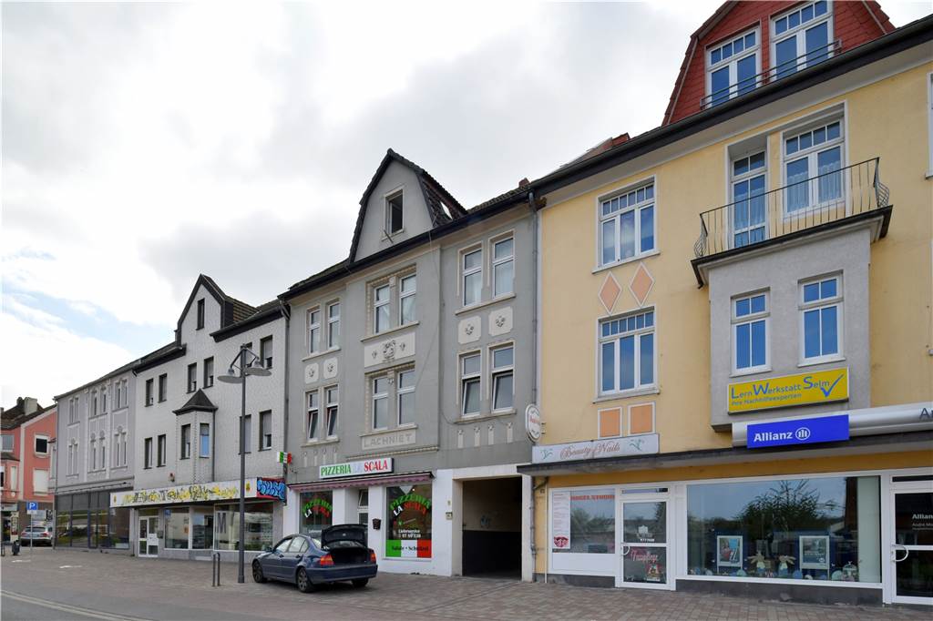 Acht Häuser an Kreisstraße werden abgerissen: War Denkmalschutz ein Thema? Die aneinander gebauten Giebelhäuser haben das Stadtbild Selm geprägt. Bald sollen sie abgerissen werden.