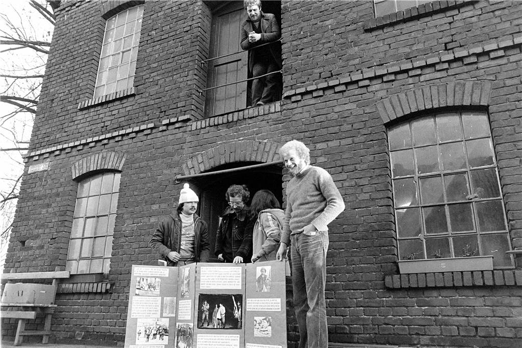 Mühlstein als Esstisch: Wie aus einer Mühle die Galerie Anders wurde Die Anfänge der Galerie: Wolfgang Anders (ganz rechts) begann 1984 mit dem Projekt.