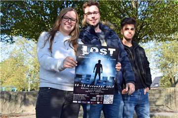 Die angehenden Olfener Abiturienten (v.l.) Jana Theil, Lars Koltermann und Robin Bültel arbeiten mit über 30 Mitschülern seit eineinhalb Jahren an einem besonderen Theaterstück.