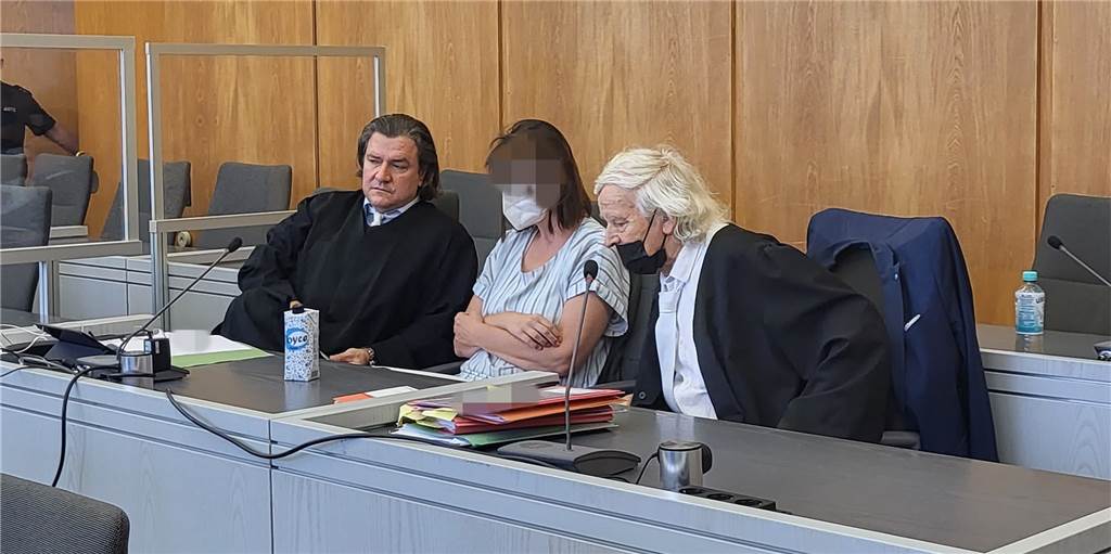 Mordfall Emma in Kirchhellen: Sechsjährige hat sich verzweifelt gegen Mutter gewehrt Die angeklagte Mutter aus Kirchhellen zwischen ihren Verteidigern Malte Englert (l.) und Siegmund Benecken