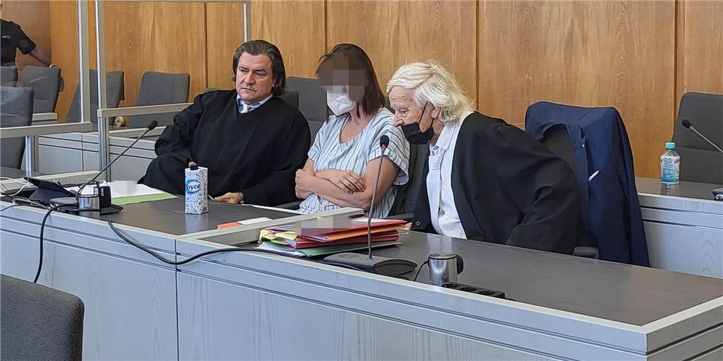 Emma (6) aus Kirchhellen starb mit ihrem Kuscheltier im Arm Die angeklagte Mutter aus Kirchhellen zwischen ihren Verteidigern Malte Englert (li.) und Siegmund Benecken.