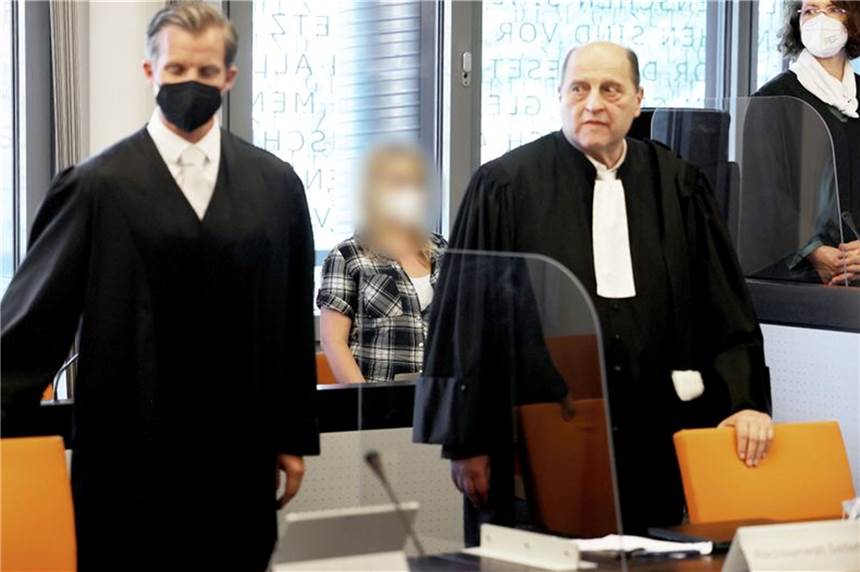 Mord an fünf Kindern in Solingen: Polizisten sprechen von „Ausnahmesituation“ Die angeklagte Mutter (M.) steht zwischen ihren Anwälten Felix Menke (l.) und Thomas Seifert.