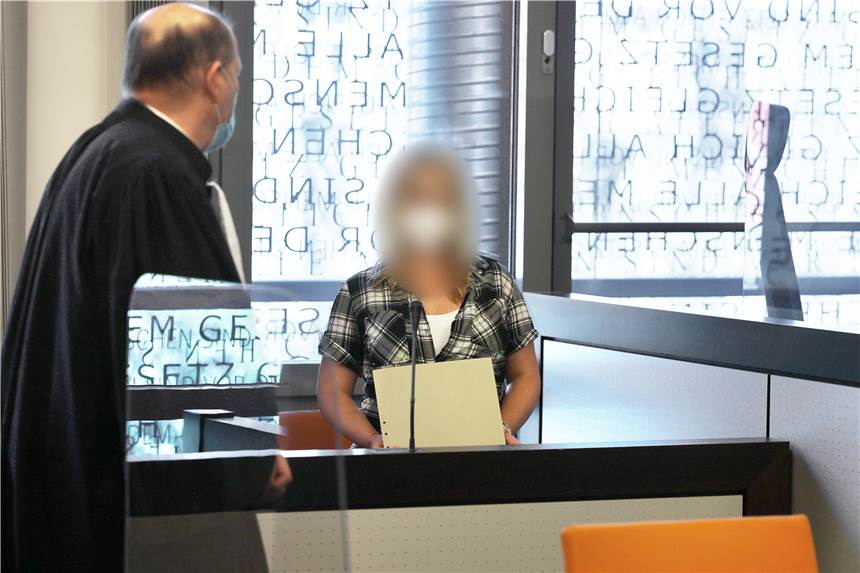 Solinger Kindermorde: Gericht glaubt Verteidigung nicht, dass es ein Auftragskiller war Die angeklagte Mutter (r) spricht mit einem ihrer Anwälte.