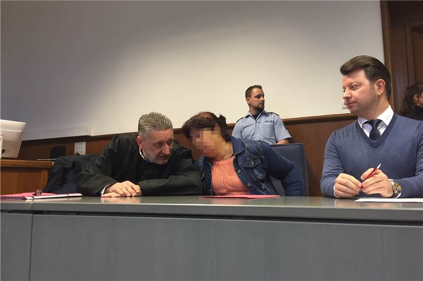 Mädchen in Bulgarien „gekauft“ zur Prostitution gezwungen: Haftstrafe für 54-Jährige Die Angeklagte neben ihrem Verteidiger Matthias Meier.