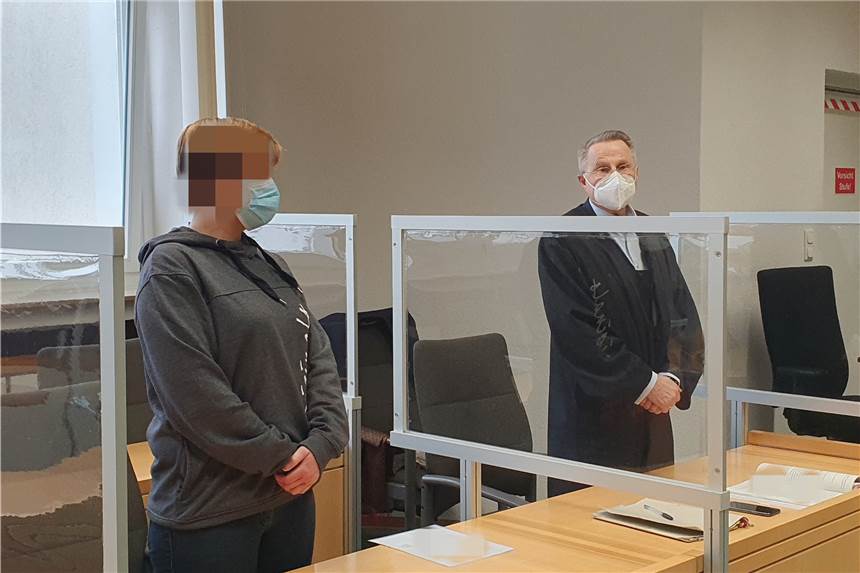Frau versuchte Kind zu entführen: „Die hatte einen bösen Blick“ Die Angeklagte steht neben ihrem Verteidiger im Essener Landgericht.
