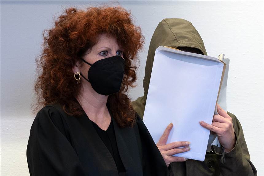 Toter Säugling vor Babyklappe: 36-jährige Mutter steht wegen Totschlags vor Gericht Die Angeklagte wartet mit ihrer Verteidigerin Barbara Schafgan-Herrmann (l), dass der Prozess beginnt. Die Angeklagte soll ihren Säugling vor eine Babyklappe gelegt haben.