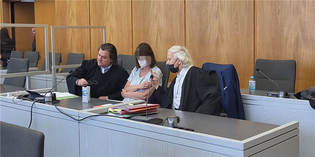 Staatsanwältin fordert elf Jahre Haft für Mord an Emma Die Angeklagte zwischen ihren Verteidigern Malte Englert und Siegmund Benecken im Essener Landgericht