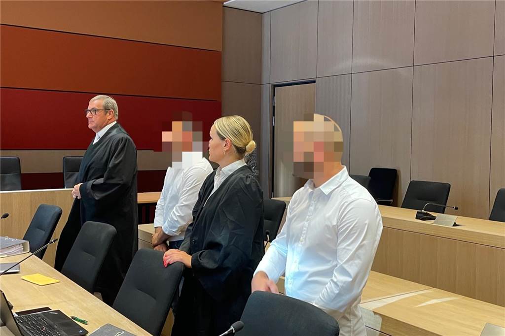 Ein Knall, ein Beben, ein Haus in Trümmern: Bauarbeiter nach Gas-Unglück vor Gericht Die angeklagten Bauarbeiter (weiße Hemden) kurz vor Prozessbeginn am Bochumer Schwurgericht.