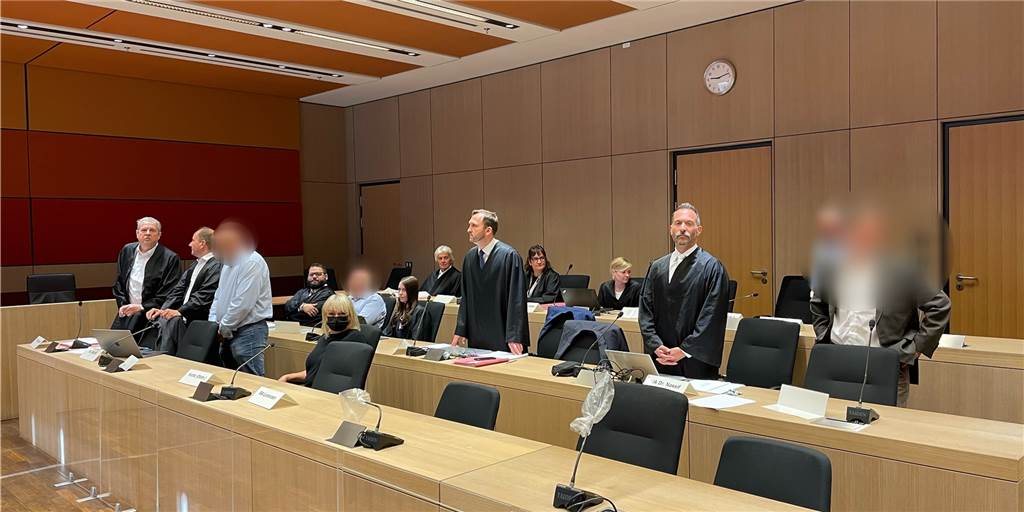 „Möchte Anwalt bleiben“: Verdächtigter Jurist gibt sich kämpferisch Die Angeklagten kurz vor Prozessbeginn am 10. August. Ganz rechts außen: der angeklagte Rechtsanwalt. In der zweiten Reihe, zweiter von links (noch sitzend): der Kfz-Gutachter.