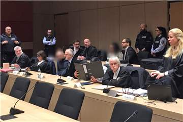Die Angeklagten neben ihren Verteidigern und Dolmetschern kurz vor Prozessbeginn am Bochumer Landgericht.
