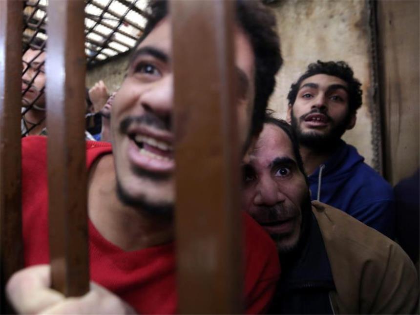 Kairo: Wegen Homosexualität angeklagte Männer freigesprochen Die Angeklagten reagieren auf den Freispruch im Gericht in Kairo. Foto: Khaled Elfiqi