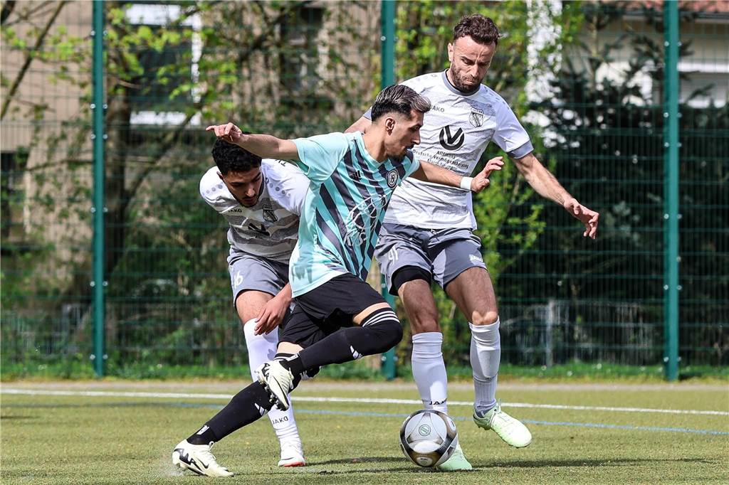 ,,Schlechtere Mannschaft“ gewinnt Spitzenspiel: Trainer gratuliert Zwei Brechtener Spieler nehmen einen Hörder Angreifer den Ball ab