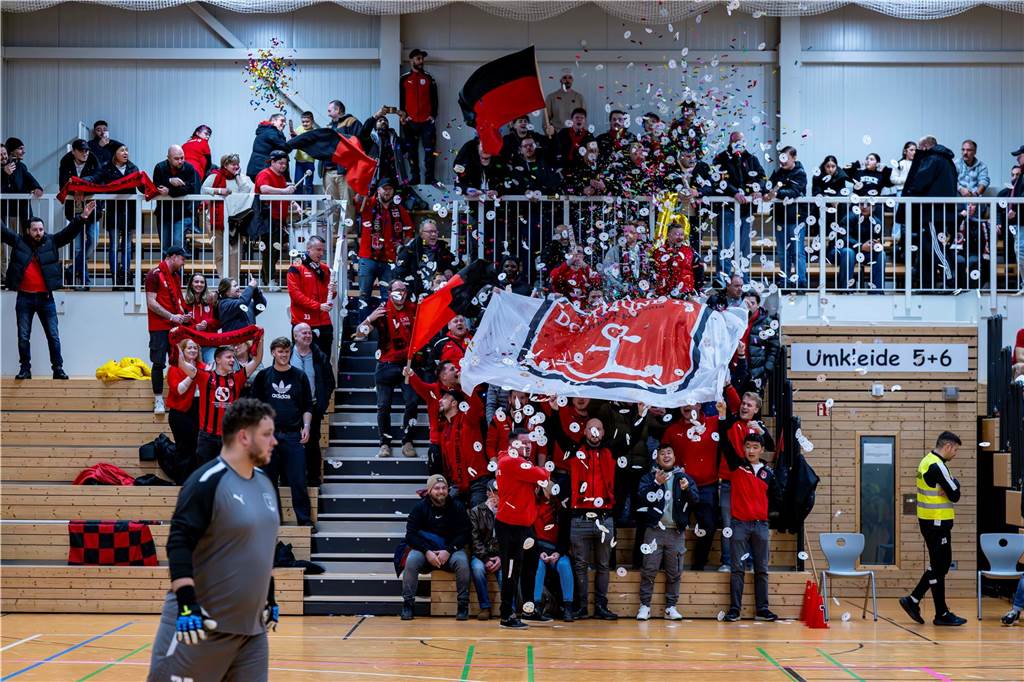 Würgegriff, Ohrpfeigen und Sensation in wilder Halle Brackel: C-Ligist eine Runde weiter Die Anhänger des FC Dortmund 18 sorgten für eine Show von der Tribüne aus.