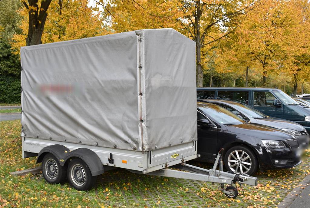 Werbeanhänger blockieren Stellplätze auf Park-and-Ride-Parkplatz am Hauptfriedhof Die Anhängervermietung verfügt laut eigener Aussage über eine Genehmigung, um den Parkplatz als Abstellfläche nutzen zu können.