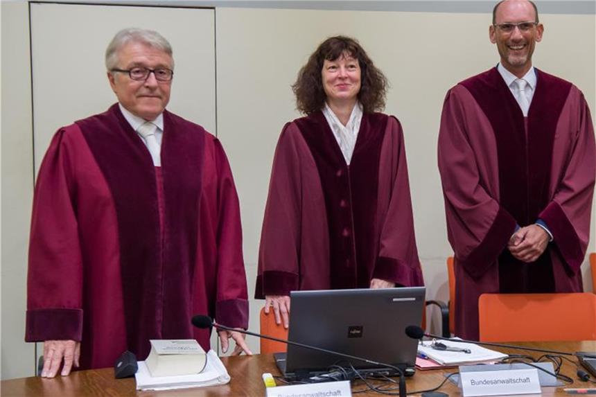 Mit allen Mitteln: Anklage will lebenslang für Zschäpe Die Ankläger: Bundesanwalt Herbert Diemer, Oberstaatsanwältin Anette Greger und Bundesanwalt Jochen Weingarten (v.l.) im Gerichtssaal. Foto: Peter Kneffel