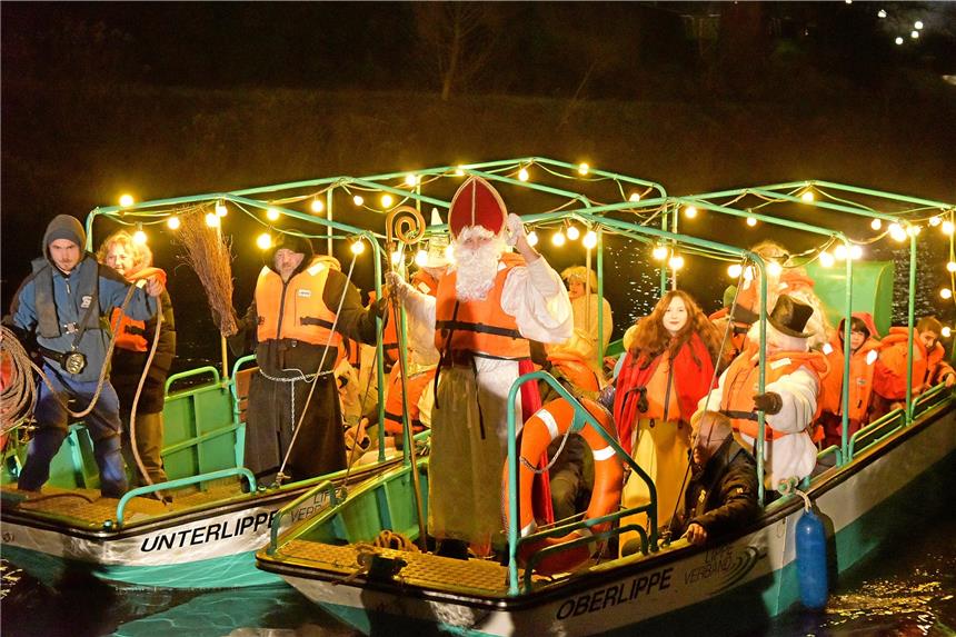Nikolaus kommt über die Lippe nach Lünen Die Ankunft das Nikolaus auf der Lippe und seine anschließende Begegnung mit den Kindern auf dem Weihnachtsmarkt sind jedes Jahr ein großes Spektakel.