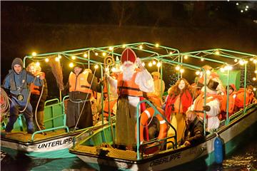Die Ankunft das Nikolaus auf der Lippe und seine anschließende Begegnung mit den Kindern auf dem Weihnachtsmarkt sind jedes Jahr ein großes Spektakel.