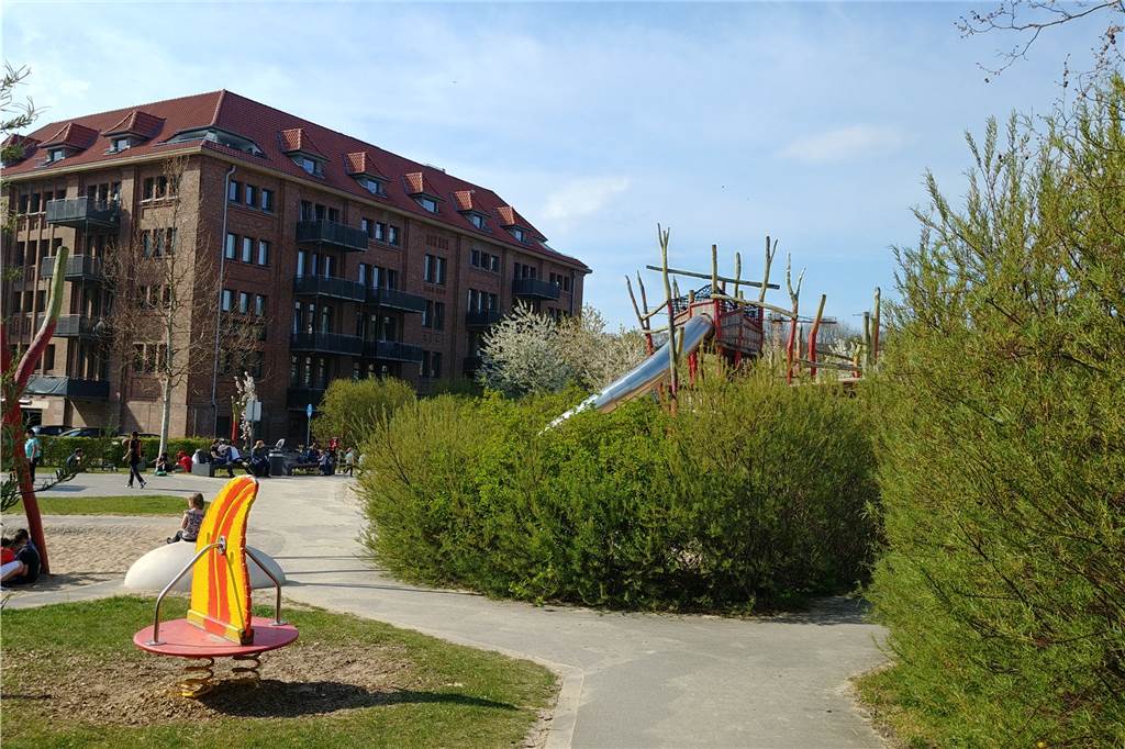Spielplatz-Check: Der Spielplatz am Phoenix-See bietet viel für Groß und Klein Hohe Hecken umgeben die Anlage am Phoenix-See, wodurch der Spielplatz leicht versteckt wirkt.