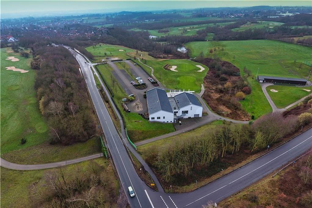 Wegen Corona: Auftaktspieltage der Golfer fallen ins Wasser Die Anlage des GC Castrop-Rauxel liegt links und rechts von der Dortmunder Straße in Frohlinde.
