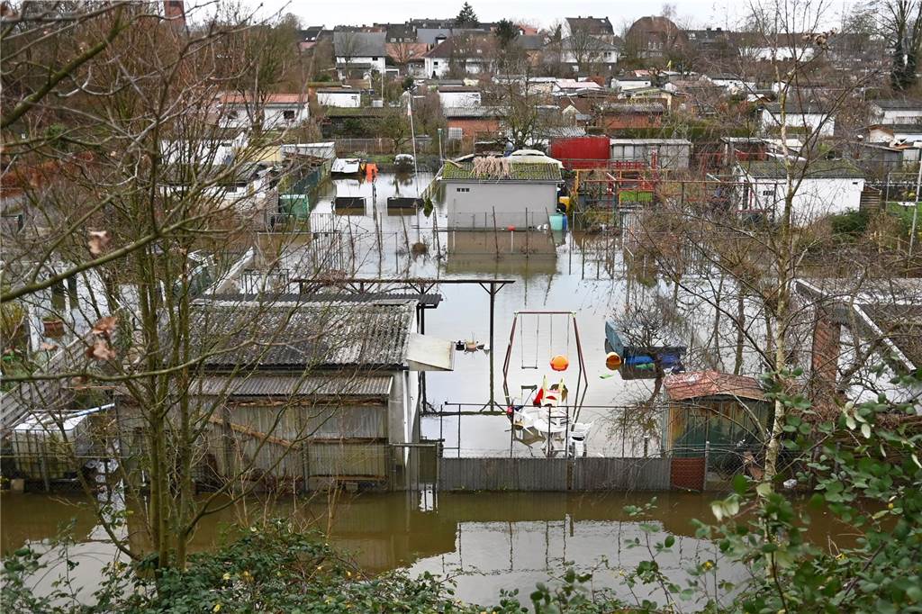 Hoher Lippe-Pegel sorgt für viele Einsatzorte Diese Kleingartenanlage in Dorsten steht unter Wasser.