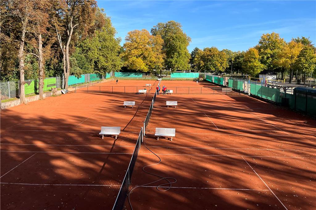 Erst Corona, jetzt die Energie-Krise: Dortmunder Tennisclub kämpft um jeden Cent Die Anlage des TC Flora am Bolmkerweg besteht aus sechs Plätzen. In den Wintermonaten ab dem ersten Frost kann sie nicht mehr genutzt werden. Dann geht es für die Spieler in die Halle an der Rathenaustraße in Hörde.