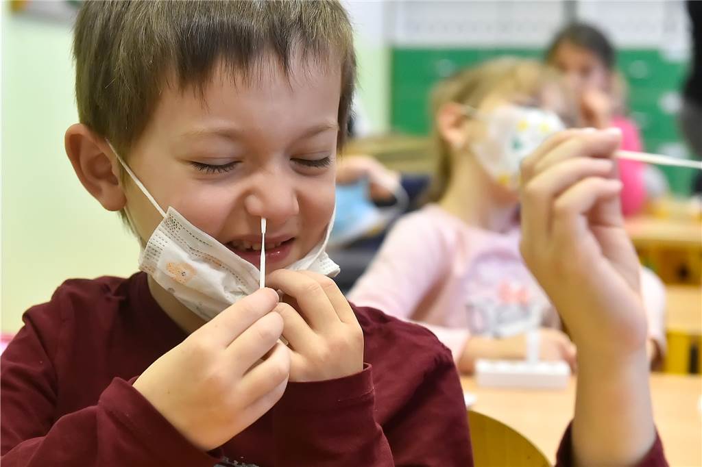 Die anlassbezogenen Corona-Testungen laufen an den Schulen im Februar in NRW aus.