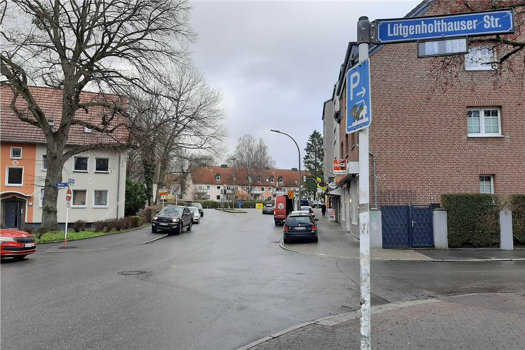 Dauerbaustelle ist weg – Endlich freie Fahrt ohne Stau am Hombruchsfeld Die Anlieger der Lütgenholthauser Straße haben die Straße wieder für sich. Hier schieben sich keine Autos mehr durch, deren Fahrer versuchten, die Staus zu umgehen.
