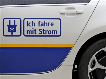 Die Anschaffung eines elektrischen Kleinwagens kann nach acht Jahren einen Kostenvorteil von 2500 Euro bringen, so eine Beispielrechnung des Öko-Instituts. Foto: Jan Woitas/dpa