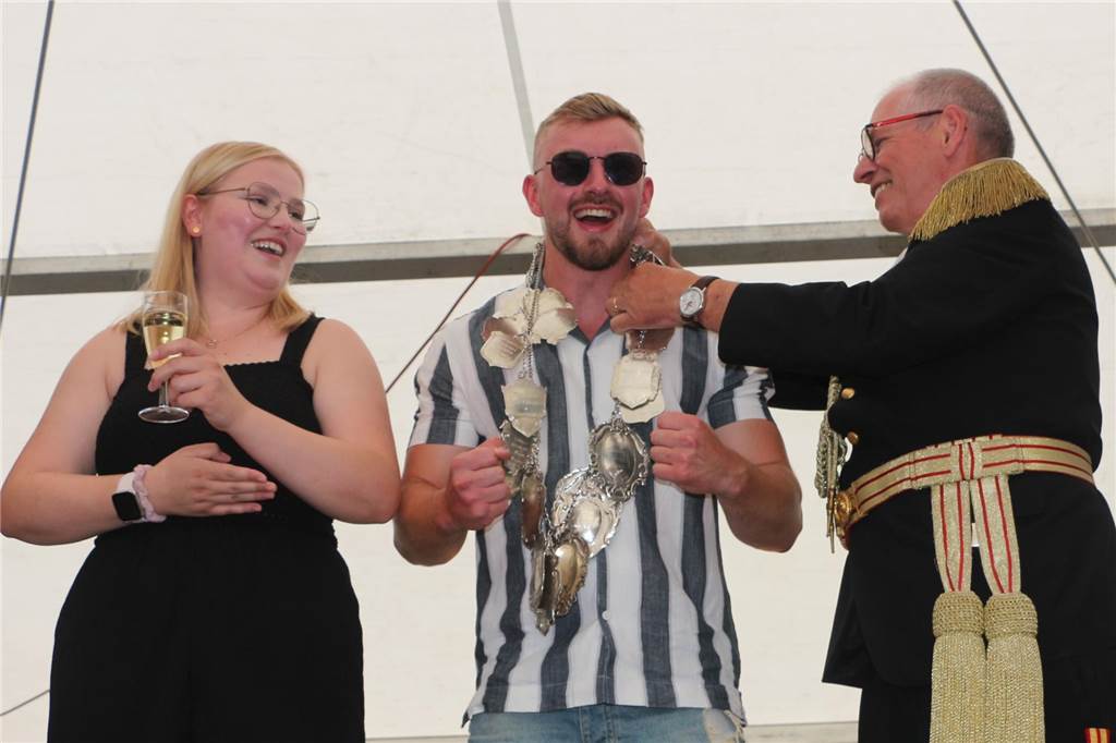 Denkwürdiges Finale: Lukas Bütterhoff jubelt in Hundewick das neue Königspaar mit Oberst