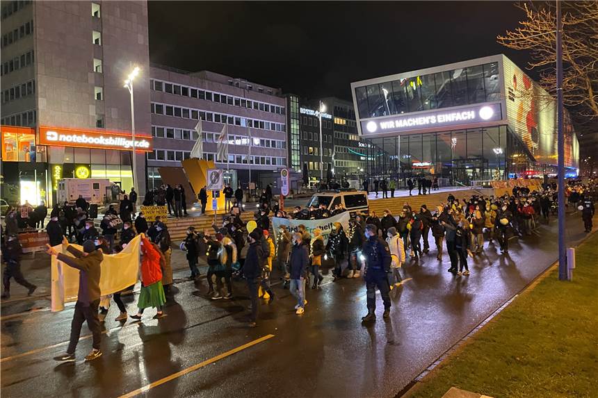 700 Coronaschutz-Kritiker ziehen über Dortmunds Wall - eine Festnahme Die Anti-Corona-Demo passiert am Montagabend (3.1.) den Gegenprotest vor dem Dortmunder Hauptbahnhof.