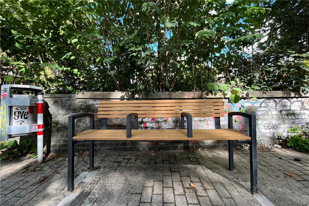 Erste Bank gegen Obdachlose im Kreuzviertel – Bezirksbürgermeister ist nicht stolz drauf Die Anti-Obdachlosen-Bank an der Sonnenstraße in Dortmunds Kreuzviertel