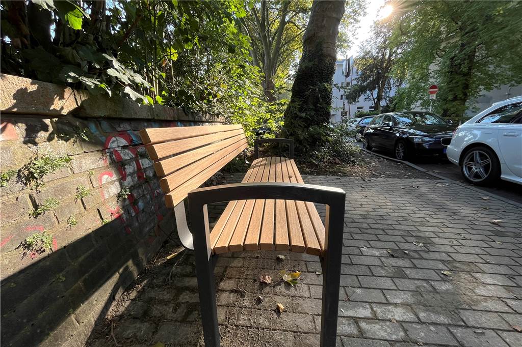 Beschädigte Anti-Obdachlosen-Bank: Bezirksbürgermeister hat neuen Vorschlag Die Anti-Obdachlosen-Bank im Kreuzviertel am Donnerstag (29.9.). Am Morgen war bekannt geworden, dass jemand die Mittelarmlehnen abmontiert hat, welche ein Liegen auf der Bank verhindert hatten.