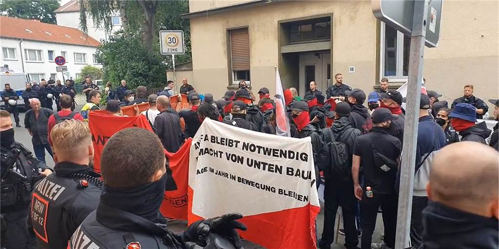 Live-Ticker: Polizei Dortmund zieht Fazit der Antifa-Demo Die Antifa-Demo ist am Nachmittag in Dorstfeld angekommen.