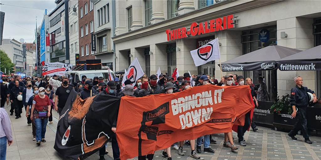 Antifa-Demo mitten durch die City: „Friedlich“ mit Mittelfingern und Beleidigungen Antifa-Demo vor der Thier-Galerie auf dem Westenhellweg
