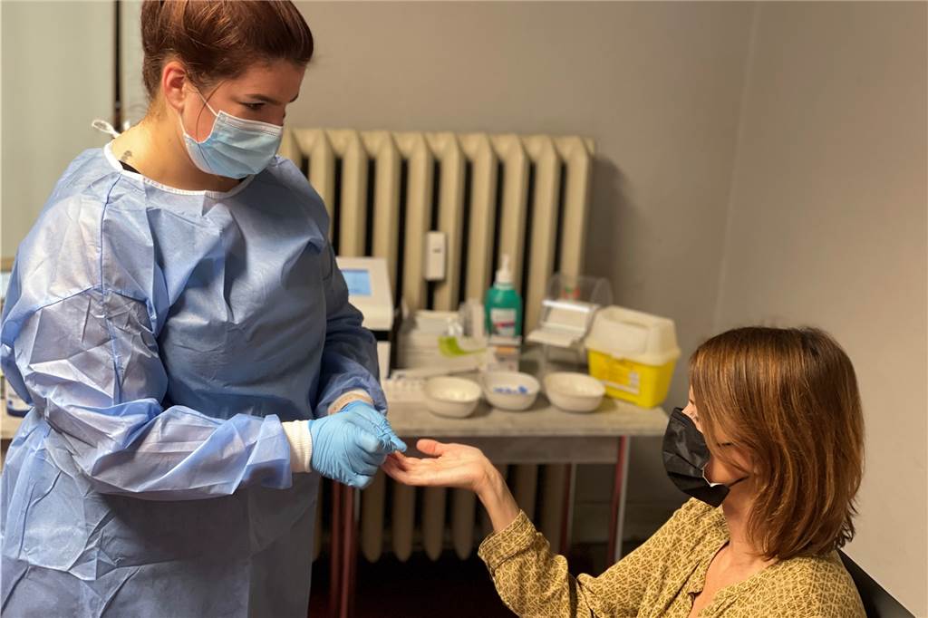 Apotheker aus Schwerte mahnt: „Wir müssen uns wieder rücksichtsvoller verhalten“ Die Antikörper-Tests, mit denen man ermitteln kann, wie hoch der Anteil der Corona-Antikörper im Blut ist, sind stark nachgefragt.