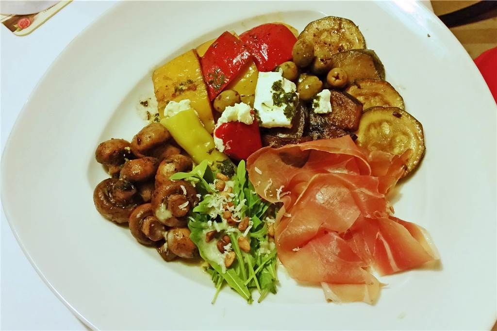 Traditionshaus „Rols up’n Hook“ ist seit über 100 Jahren immer eine Ecke besser Die Antipasti sind eine mediterrane Köstlichkeit.
