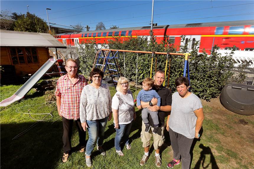 Und plötzlich fährt ein Zug durch den Garten – Rodung am Gleis verärgert Anwohner Die Anwohner am Kottenpfad haben ihren Schutzschild an der Bahnlinie Dortmund-Hamm verloren. Dort, wo täglich etwa 200 Züge durchfahren, gab es bisher einen zehn bis zwölf Meter hohen Grünstreifen aus stämmigen Bäumen und dichtem Strauchwerk.