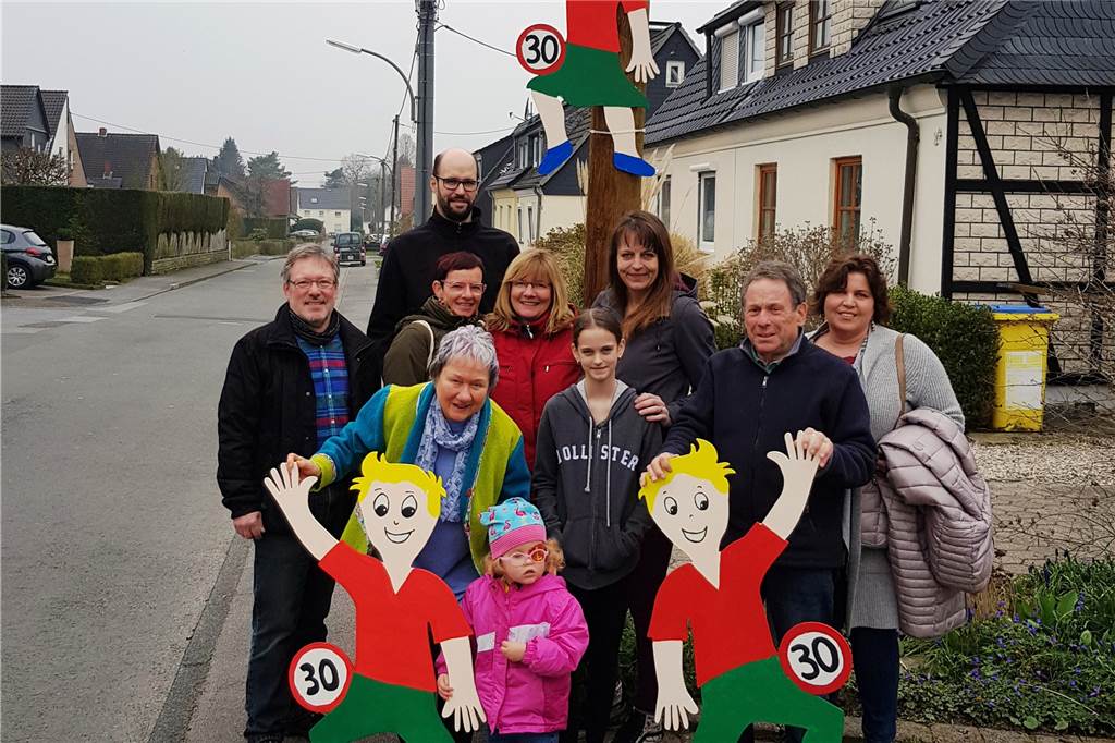 Gefahr für Anwohner: 120 Autos pro Stunde machen Nebenstraße plötzlich zur Hauptstraße Die Anwohner beim Aufhängen der "Straßenkinder".