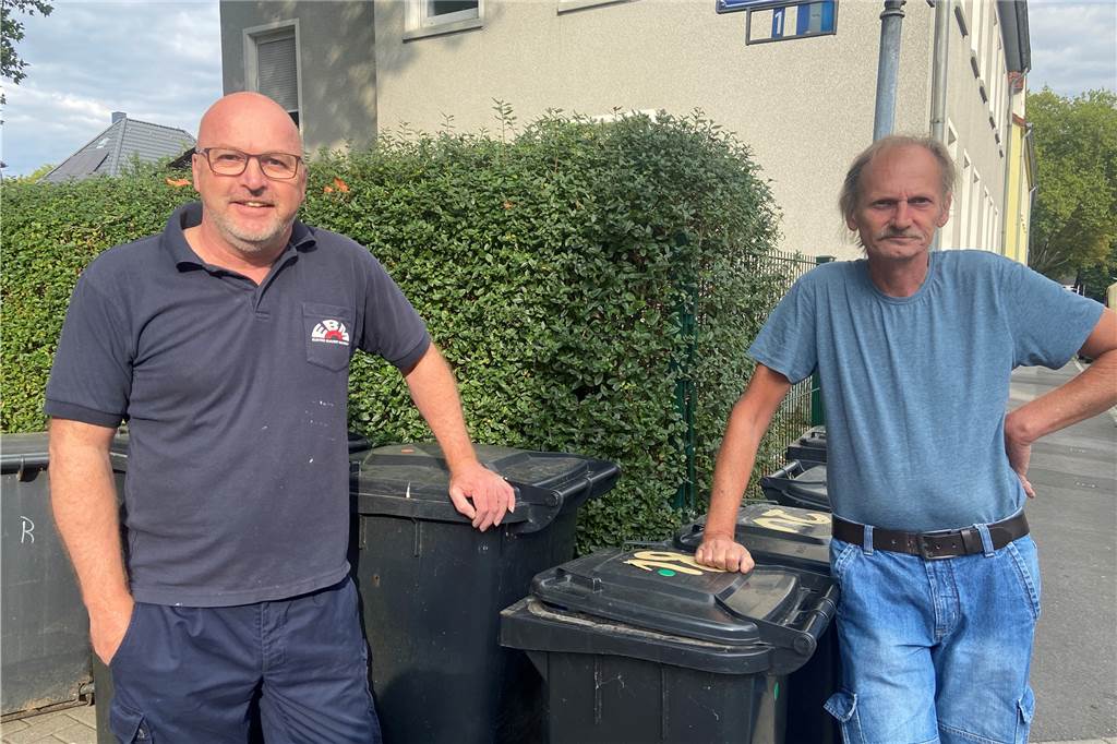 Vergebliches Warten auf Müllabfuhr: Dortmunder Siedlung setzt eigenen LKW ein Die Anwohner der Nertusstraße stehen vor nicht geleerten Tonnen.
