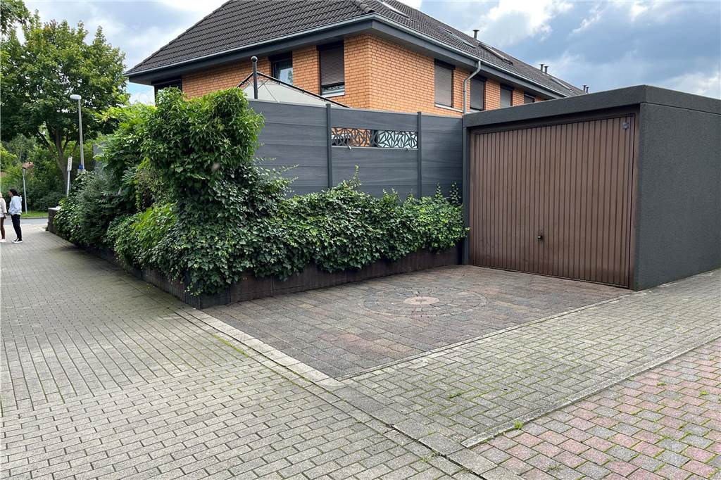 Anwohner fordern durchgehendes Tempo 30 auf der Osterfeldstraße Die Anwohner haben Schwierigkeiten aus Garagenausfahrten wie diese gefahrlos auf die Osterfeldstraße zu gelangen