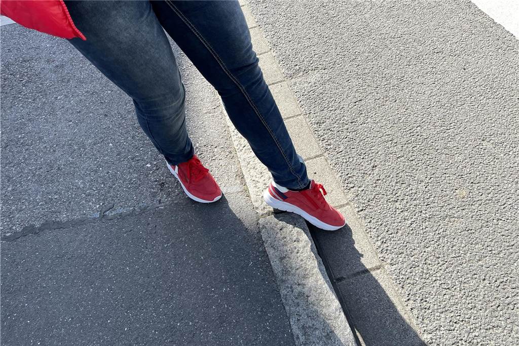 Müll- und Parkchaos im Linnenweg lässt Haus-Eigentümer verzweifeln Die Anwohner im Linnenweg wünschen sich auch, dass der Bordstein zur Zufahrt des Neubaugebiets abgesenkt wird.