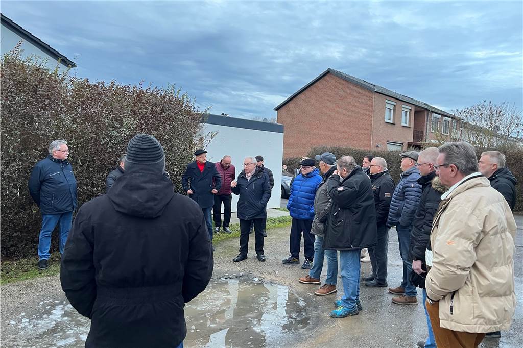 Stadt zum Garagenstreit in Scharnhorst: „Neue Mieten sind marktüblich“ Die Anwohner von Hausdorf- und Lautastraße hatten sich vor Ort getroffen, um die Mieterhöhung für die Garagen zu besprechen