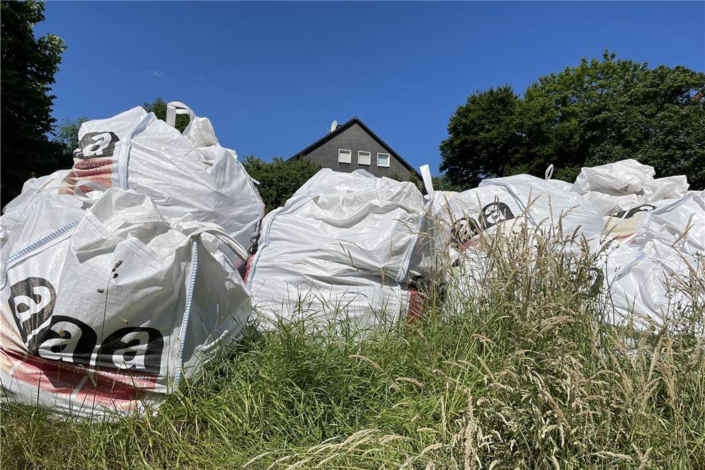 Asbest-Säcke machen Dortmunder Anwohnern Angst: „Wie lange hält die Folie?“ Die Anwohner wünschen sich, dass die Säcke mit den asbesthaltigen Baumaterialien endlich entsorgt werden.