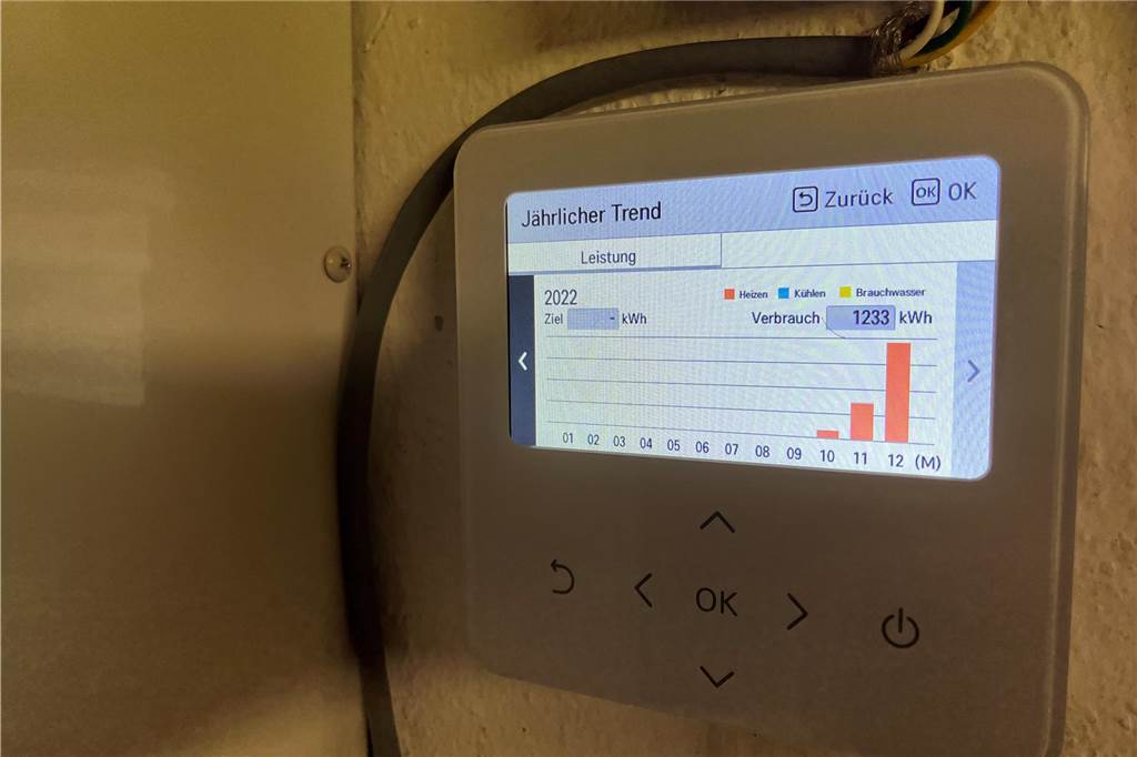 Fritz Bender widerspricht Sanierungsfahrplan und heizt mit Wärmepumpe Auf dem Foto ist die Anzeige der Luft-Wasser-Wärmepumpe zu sehen, die den Verbrauch der ersten Heizperiode anzeigt.